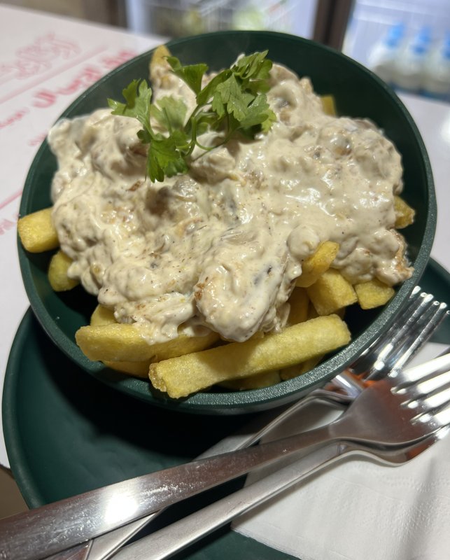 سیب زمینی سرخ شده با سس قارچ