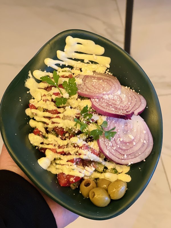 سالاد ایرانی با سس آواکادو